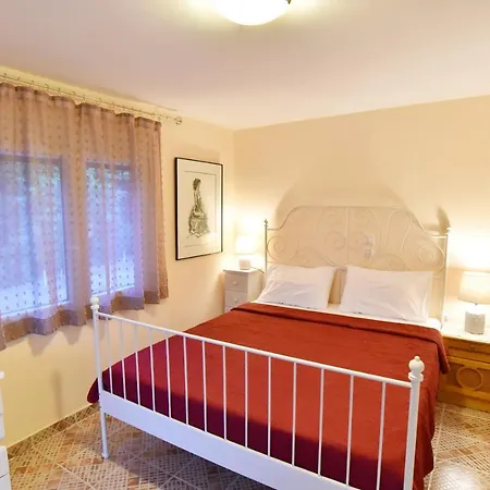 Holiday home Xenophon House Palaiontsiflikion